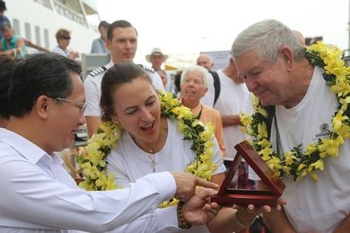 Tàu biển du lịch mang theo vị khách quốc tế thứ 3 triệu đến Quảng Ninh