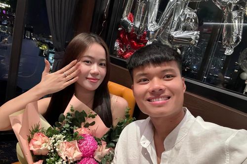 Tuyển thủ Việt Nam cầu hôn bạn gái