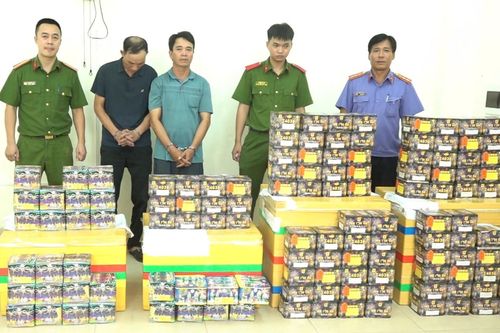 Triệt phá đường dây buôn bán pháo từ nước ngoài về Nghệ An