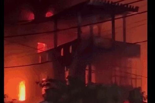 Cháy lớn thiêu rụi kho xưởng và nhà dân ở Bắc Ninh