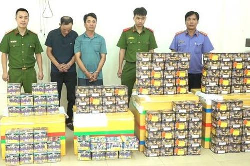 Bắt đường dây giấu pháo vào thùng xốp vận chuyển từ nước ngoài về Việt Nam
