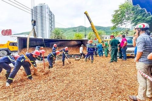 Tin mới nhất vụ lật xe chở dăm gỗ khiến 3 người tử vong ở Quy Nhơn