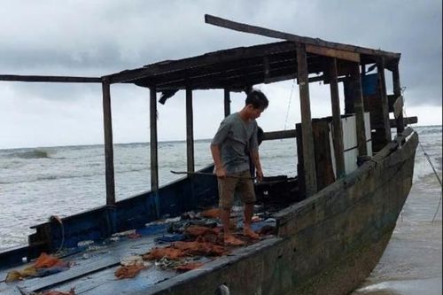 'Tàu ma' có chữ nước ngoài trôi dạt vào bờ biển Quảng Trị
