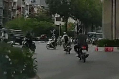 Chạy ẩu trên đường, xe máy liên tục va chạm với các phương tiện khác