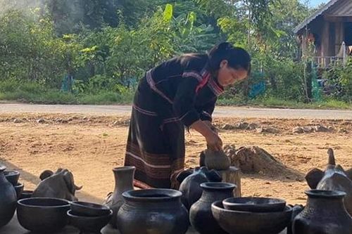 Gốm đen cổ khắc khoải hồi sinh