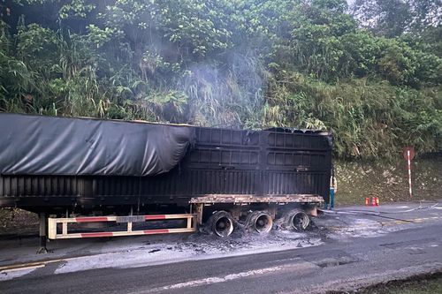Xe siêu trường bất ngờ cháy trên tuyến quốc lộ 6