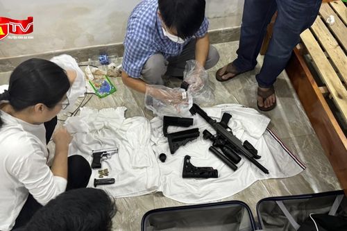 'Đột kích' biệt thự ven sông, bắt đối tượng truy nã đặc biệt nguy hiểm cùng nhiều súng, đạn