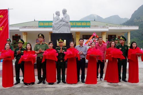 Hơn 200 cán bộ, nhân dân vùng biên tham dự lễ khánh thành tượng đài 'Bác Hồ với chiến sĩ Biên phòng'