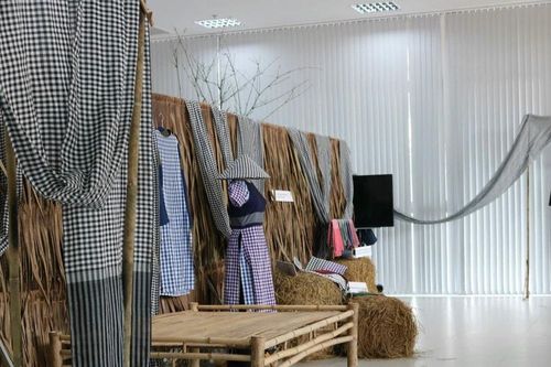 Đi tìm vẻ đẹp của chiếc khăn rằn
