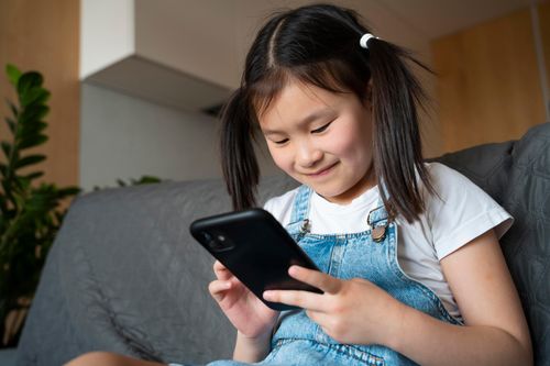 Làm gì để con bạn cai nghiện điện thoại?