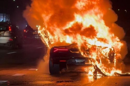 Siêu xe Lamborghini Revuelto bốc cháy không rõ nguyên nhân