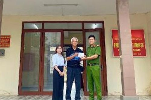 Du khách nước ngoài cảm kích khi nhận được tài sản bị mất