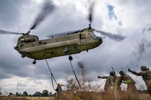 Quân sự thế giới hôm nay (22-10): Ba Lan cân nhắc mua 'quái vật trên không' CH-47F Chinook