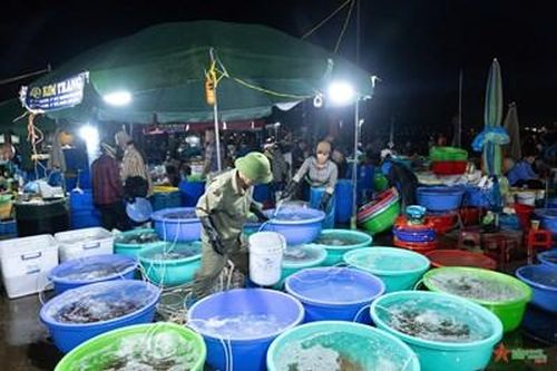 Chợ hải sản 'không ngủ' tại Hạ Long