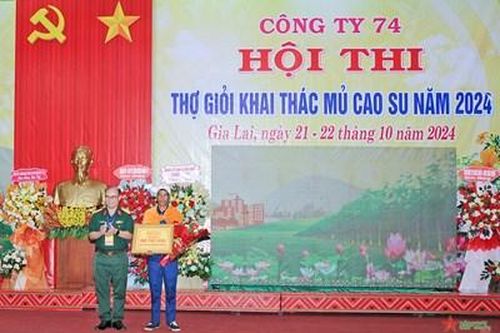 Sôi nổi Hội thi thợ giỏi khai thác mủ cao su ở Công ty 74
