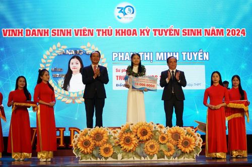 Đại học Đà Nẵng vinh danh thủ khoa và trao học bổng cho sinh viên vượt khó, học giỏi