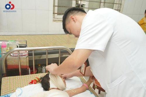 Nghịch với lửa, bé gái 4 tuổi bị bỏng nặng
