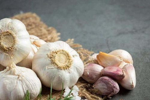 Ăn tỏi sống hỗ trợ ngăn ngừa ung thư nhưng 5 nhóm người này nên cẩn trọng