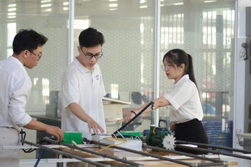 Vai trò của phụ nữ với giáo dục: Tận dụng thế mạnh của phái nữ