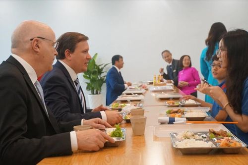 Bộ trưởng Ngoại thương và Phát triển Phần Lan ăn trưa cùng học sinh Việt Nam