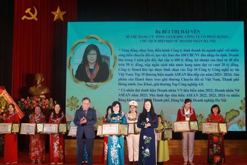 Tổng giám đốc Hanel, Chủ tịch HNEW được Hội Liên hiệp Phụ nữ TP. Hà Nội và Hội Liên hiệp Phụ nữ Việt Nam vinh danh dịp 20/10
