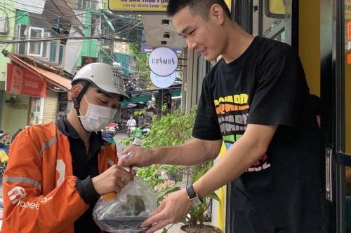 Thị trường giao đồ ăn Việt: ShopeeFood lãi đậm, GrabFood vẫn là đối thủ đáng gờm