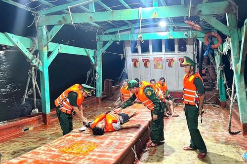 Cứu 5 thuyền viên bị chìm tàu trên biển