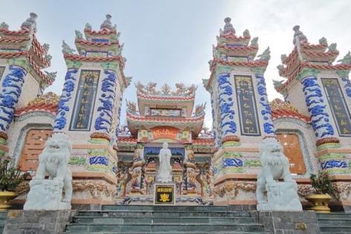Choáng ngợp khu lăng mộ 4 tỷ đồng của đôi vợ chồng còn sống tại Thừa Thiên-Huế