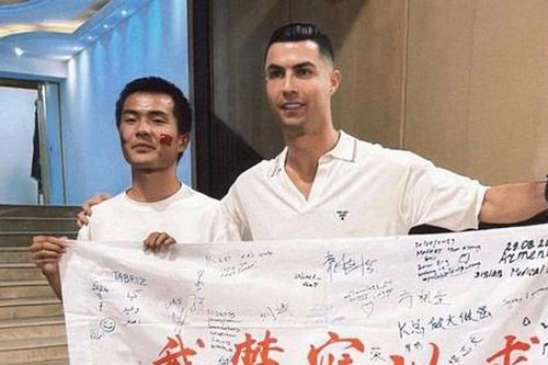 CĐV Trung Quốc gây sốt khi đạp xe hơn nửa năm để gặp Ronaldo
