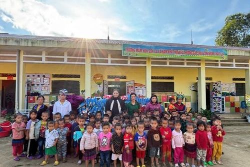 Công đoàn Cơ quan Công ty mẹ Công ty CP PVI thực hiện an sinh xã hội tại Yên Bái