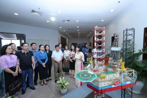 Lớp cán bộ chủ chốt công đoàn cấp tỉnh, thành phố, ngành Trung ương khảo sát, học tập mô hình quản trị tại Petrovietnam