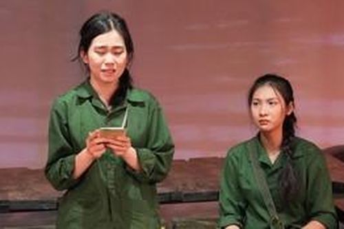 'Hình ảnh diễn viên bên chân dung 10 cô gái Ngã ba Đồng Lộc khiến tôi rơi nước mắt'