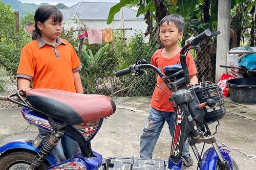 Hai đứa trẻ ngậm ngùi nhớ lại khoảnh khắc bị nước lũ cuốn trôi, mất mẹ mãi mãi