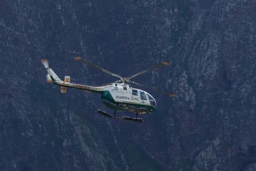Đang leo núi bị gãy chân, nam du khách lơ lửng trên vách đá cao 300m