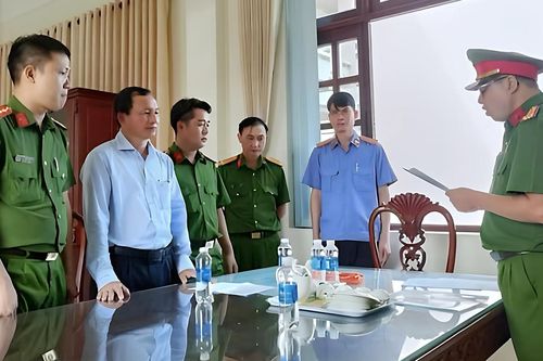 Phó chủ tịch huyện cùng 3 thuộc cấp ở Bình Phước bị bắt