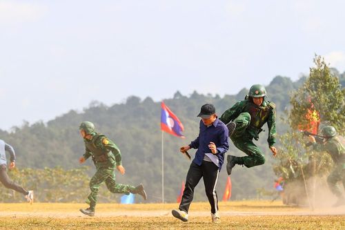 Quân đội Việt - Lào diễn tập liên hợp bắt tội phạm qua biên giới