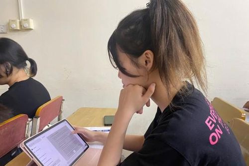 Sinh viên năm nhất 'chật vật' với áp lực giảng đường đại học