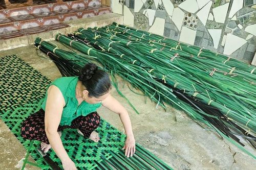 Độc đáo nghề đan rèm đai nhựa ở Xuân Lam