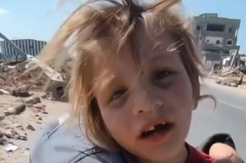 Rơi nước mắt với cảnh bé gái Palestine bế em bị thương đi bộ hàng giờ ở Gaza