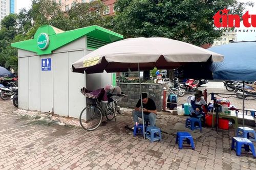 Nhà vệ sinh công cộng ở Hà Nội thành địa điểm bán trà đá