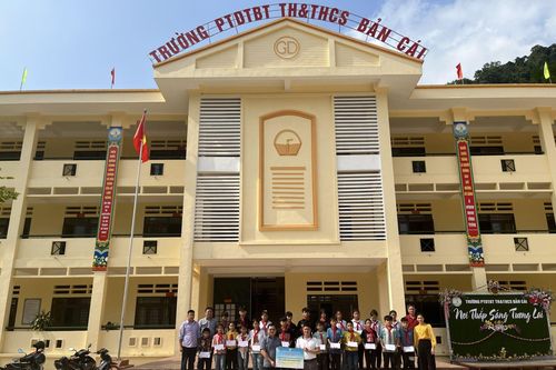 Nhà xuất bản Giáo dục Việt Nam hỗ trợ sách cho học sinh vùng lũ