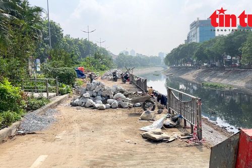 Thi công dọc bờ sông Tô Lịch gây mất an toàn giao thông