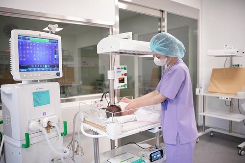 Cấp cứu thành công bé 8 ngày tuổi bị viêm phổi RSV chỉ vì nụ hôn của người thân