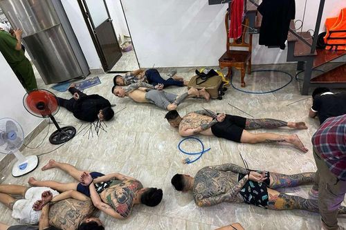 Đột kích căn biệt thự, bắt giữ 'dân chơi' mang lệnh truy nã đặc biệt cùng 2 khẩu súng