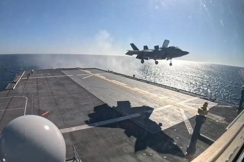 Tiêm kích tàng hình F-35B thực hiện cuộc hạ cánh 'lịch sử' trên chiến hạm
