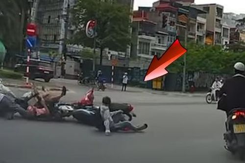 Luồn lách, va ô tô rồi bỏ chạy, nam thanh niên bị tai nạn liên hoàn