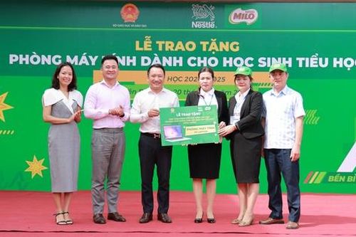 Trao tặng 60 máy xách tay cho học sinh tiểu học ở Lào Cai và Yên Bái