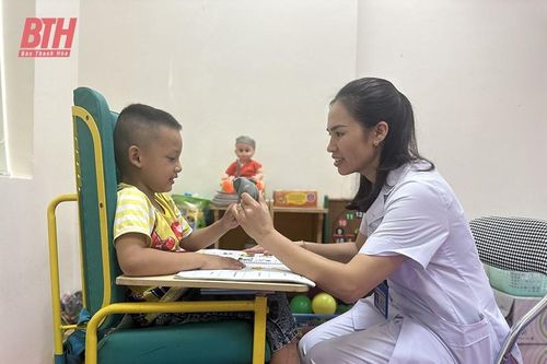 Đồng hành cùng trẻ phục hồi chức năng