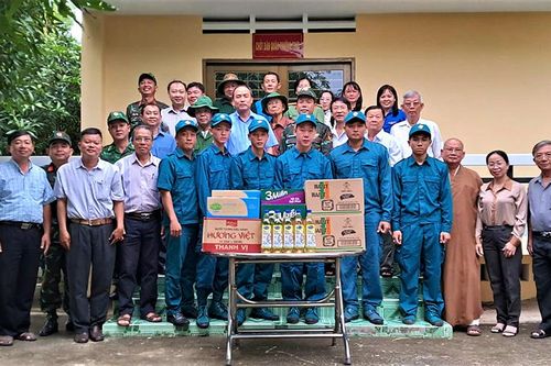 Lãnh đạo TP. Châu Đốc thăm, tặng quà các chốt biên giới