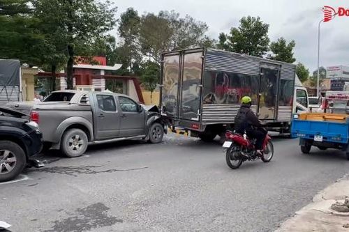 Tai nạn liên hoàn 4 ô tô trên đường Đồng Khởi